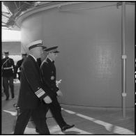Alger. Visite du vice-amiral Auboyneau à bord du croiseur américain "Des Moines".
