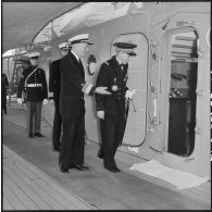 Alger. Visite du vice-amiral Auboyneau à bord du croiseur américain "Des Moines".