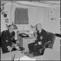 Alger. Visite du vice-amiral Auboyneau à bord du croiseur américain "Des Moines".