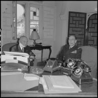 Alger. Le vice-amiral Oftsie, commandant la 6e flotte américaine (US) en Méditerranée, s'entretient avec le vice-amiral Auboyneau.