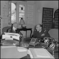 Alger. Le vice-amiral Oftsie, commandant la 6e flotte américaine (US) en Méditerranée, s'entretient avec le vice-amiral Auboyneau.