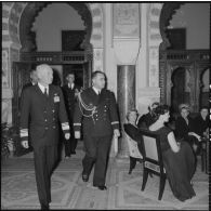 Réception au palais d'été d'Alger pour les officiers du croiseur des Moines en présence du gouverneur général d'Algérie Jacques Soustelle.