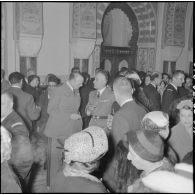 Réception au palais d'été d'Alger pour les officiers du croiseur des Moines en présence du gouverneur général d'Algérie Jacques Soustelle.
