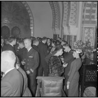 Réception au palais d'été d'Alger pour les officiers du croiseur des Moines en présence du gouverneur général d'Algérie Jacques Soustelle.