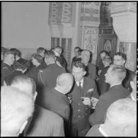 Réception au palais d'été d'Alger pour les officiers du croiseur des Moines en présence du gouverneur général d'Algérie Jacques Soustelle.