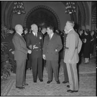 Réception au palais d'été d'Alger pour les officiers du croiseur des Moines en présence du gouverneur général d'Algérie Jacques Soustelle.