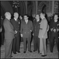 Réception au palais d'été d'Alger pour les officiers du croiseur des Moines en présence du gouverneur général d'Algérie Jacques Soustelle.