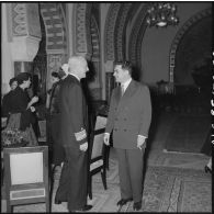 Réception au palais d'été d'Alger pour les officiers du croiseur des Moines en présence du gouverneur général d'Algérie Jacques Soustelle.