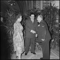 Réception au palais d'été d'Alger pour les officiers du croiseur des Moines en présence du gouverneur général d'Algérie Jacques Soustelle.