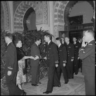 Réception au palais d'été d'Alger pour les officiers du croiseur des Moines en présence du gouverneur général d'Algérie Jacques Soustelle.