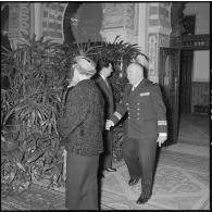 Réception au palais d'été d'Alger pour les officiers du croiseur des Moines en présence du gouverneur général d'Algérie Jacques Soustelle.