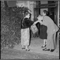 Réception au palais d'été d'Alger pour les officiers du croiseur des Moines en présence du gouverneur général d'Algérie Jacques Soustelle.