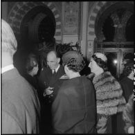 Réception au palais d'été d'Alger pour les officiers du croiseur des Moines en présence du gouverneur général d'Algérie Jacques Soustelle.