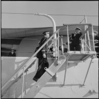 Alger. Le vice-amiral britannique Sir Guy Grantham arrive pour la cérémonie à bord du croiseur britannique "Birmingham".