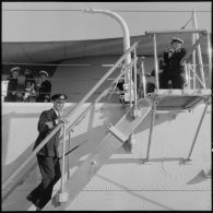 Alger. Le vice-amiral britannique Sir Guy Grantham arrive pour la cérémonie à bord du croiseur britannique "Birmingham".