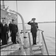 Alger. Le vice-amiral français Auboyneau à bord du croiseur britannique "Birmingham" pendant la cérémonie.
