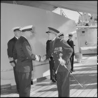 Alger. Le vice-amiral britannique Sir Guy Grantham serre la main du vice-amiral français Auboyneau, à bord du croiseur britannique "Birmingham".