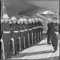 Alger. Le vice-amiral français Auboyneau passe les troupes britanniques en revue à bord du croiseur britannique "Birmingham".