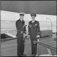 Alger. Deux autorités à bord du croiseur britannique "Birmingham".