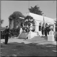 Salut au drapeau par le général Frandon, commandant la 5e région aéienne (RA) lors d'une prise d'armes dans le quartier La Redoute à Alger.