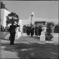 Salut au drapeau par le général Frandon, commandant la 5e région aéienne (RA) lors d'une prise d'armes dans le quartier La Redoute à Alger.
