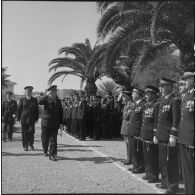 Revue des troupes de la 5e région aérienne (RA) par son commandant, le général Frandon, lors d'une prise d'armes à La Redoute (Alger).
