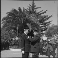 Décoration d'un colonel par le général Frandon, commandant de la 5e région aérienne (RA) à La Redoute.