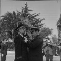 Décoration d'un colonel par le général Frandon, commandant de la 5e région aérienne (RA) à La Redoute.