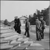 Les autorités civiles et militaires arrivant à la chapelle de l'hôpital militaire d'Alger.