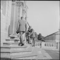 Les autorités civiles et militaires arrivant à la chapelle de l'hôpital militaire d'Alger.