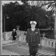Un contre-amiral arrivant à la chapelle de l'hôpital militaire d'Alger.