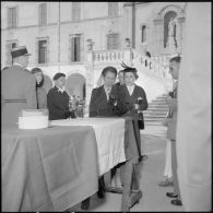 Bénédiction du cercueil par la veuve du colonel Cerruti.