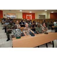 Le général Laurent Kolodziej assiste à une conférence aux côtés du colonel Patrick Vaglio à l'amphithéâtre de l'école de maintien de la paix à Bamako, au Mali.