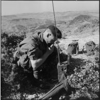 Le soldat Pivin du 14e régiment de chasseurs parachutistes (RCP) en communication radio.