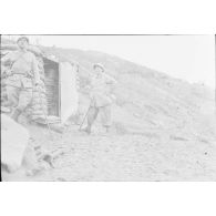 [Deux hommes posant à côté d'un cabanon, s.d.]<br>