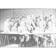 [Portrait d'officiers autour d'une table, dont certains du 319e régiment d'infanterie, s.d.]