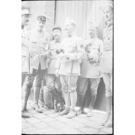 [Officiers et sous-officiers debout, s.d.]