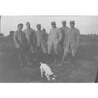 [Photographie de groupe promenant un chien, s.d.]
