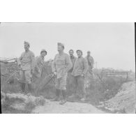 [Soldats urinant, s.d.]