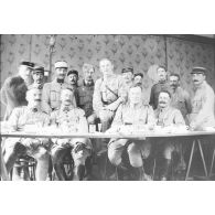 [Portrait d'officiers et sous-officiers autour d'une table, s.d.]