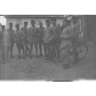 [Officiers et sous-officiers posant dans une cour, s.d.]