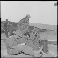 Entraînement des stagiaires aux liaisons radio.