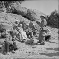 Le lieutenant Vangoethem de la 4e compagnie du 1er bataillon du 9e régiment d'infanterie coloniale (RIC) en conversation avec des habitants des environs d'Afir.