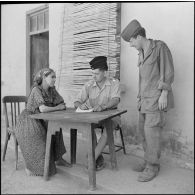 Le soldat Rosana et le lieutenant Faur-Perdigou de la 4e compagnie du 1er bataillon du 9e régiment d'infanterie coloniale (RIC) en entretien avec une jeune kabyle.