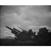 Les canons automoteurs M7 Priest du 64e régiment d'artillerie de division blindée (RADB) aux abords de l'Ill (Bas-Rhin).