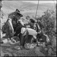 Des éléments du 3e régiment étranger de parachutistes (REP) en liaison radio.