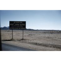 Arrivée à ln Amguel (centre d’expérimentations militaires des Oasis). [légende d'origine]