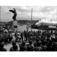 La campagne d'Italie : le général d'armée Jean de Lattre de Tassigny décore des soldats de la 9e DIC qui ont participé à la libération de l'Ile d'Elbe.