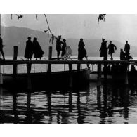 [Compilation d'images : soldats alliés en France. Permissionnaires américains à Aix-les-Bains.]