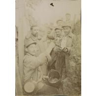 [Portrait de groupe du 92e régiment d'infanterie (RI) dans une tranchée, s.d.]